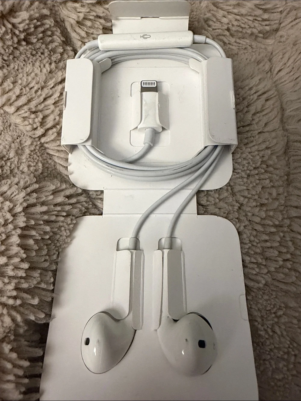 🎶 BRAND NEW APPLE EARPODS WITH LIGHTNING CONNECTOR 🎶